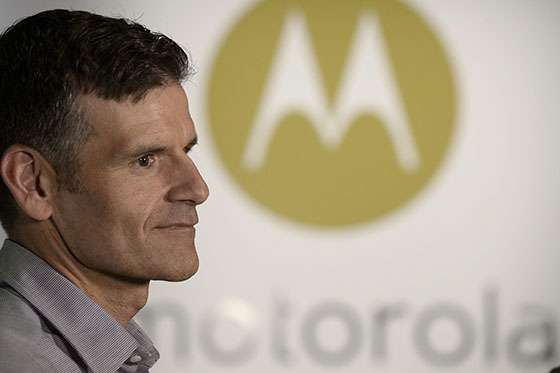 AGX03. NUEVA YORK (EE. UU. ), 01/08/2013.- El director ejecutivo de Motorola, Dennis Woodside, habla hoy, jueves 1 de agosto de 2013, durante el evento de lanzamiento del celular Moto X en Nueva York (ESTADOS UNIDOS). El teléfono móvil Moto X será el primer teléfono inteligente ensamblado en Estados Unidos. EFE/ANDREW GOMBERT