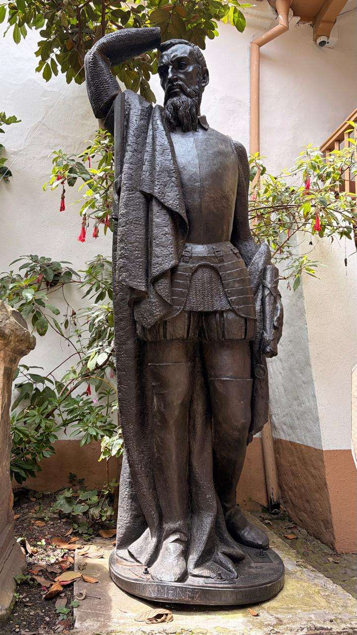 Así permanece hoy Quesada: la escultura está resguardada en el Museo de Bogotá y conserva las marcas que dejó su derribo en 2021.