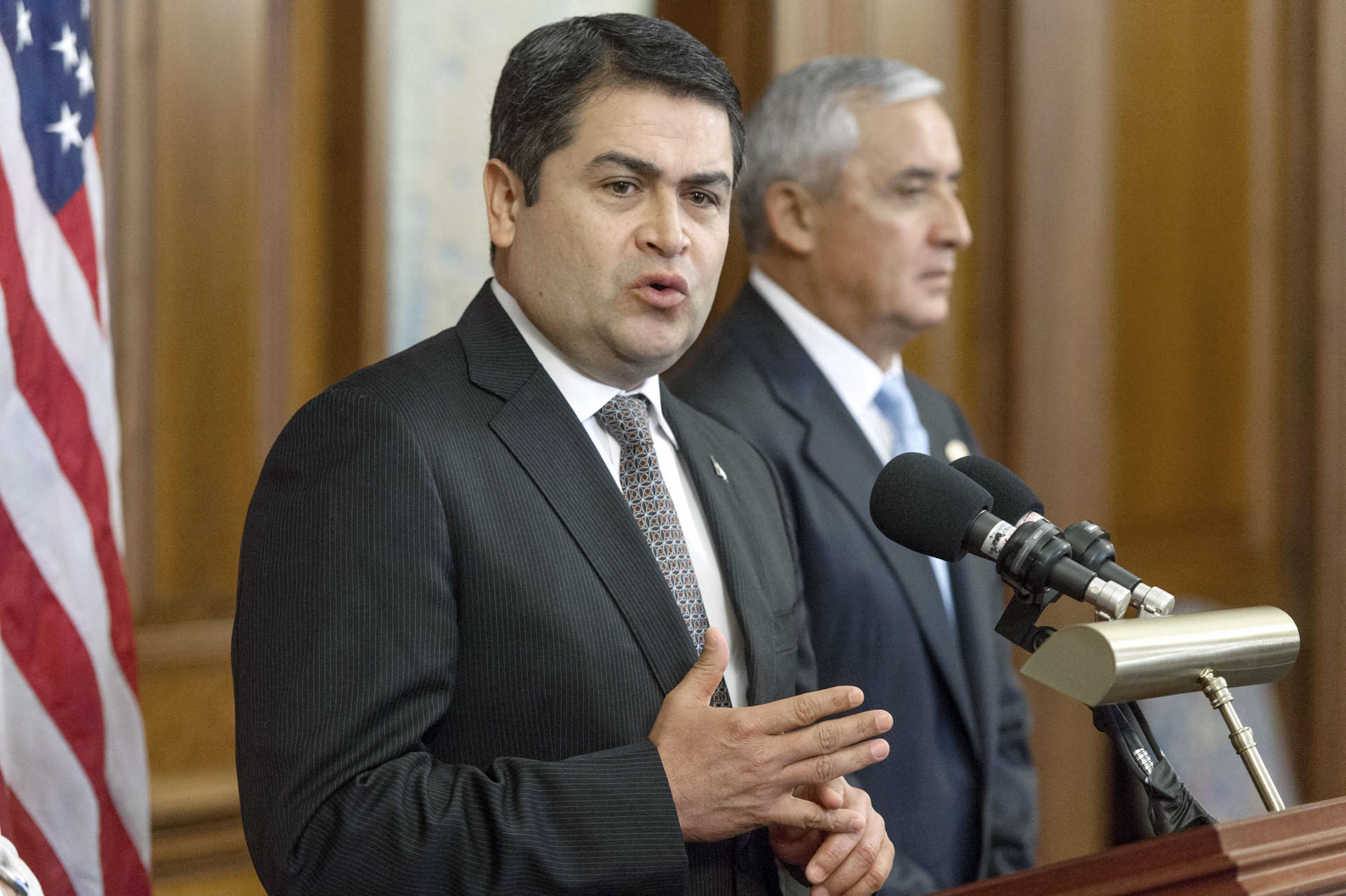 QXE02. BOGOTÁ (COLOMBIA), 02/12/2025.- Fotografía de archivo del 24 de julio de 2014 del entonces presidente de Honduras, Juan Orlando Hernández, hablando durante una reunión en el Capitolio de Washington (Estados Unidos). El expresidente hondureño Juan Orlando Hernández, condenado en Estados Unidos por narcotráfico, fue liberado este lunes, según los registros actualizados del Federal Bureau of Prisons (BOP), tras recibir un perdón total del presidente estadounidense Donald Trump. EFE/Michael Reynolds ARCHIVO