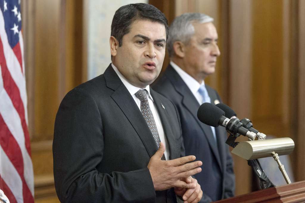 QXE02. BOGOTÁ (COLOMBIA), 02/12/2025.- Fotografía de archivo del 24 de julio de 2014 del entonces presidente de Honduras, Juan Orlando Hernández, hablando durante una reunión en el Capitolio de Washington (Estados Unidos). El expresidente hondureño Juan Orlando Hernández, condenado en Estados Unidos por narcotráfico, fue liberado este lunes, según los registros actualizados del Federal Bureau of Prisons (BOP), tras recibir un perdón total del presidente estadounidense Donald Trump. EFE/Michael Reynolds ARCHIVO
