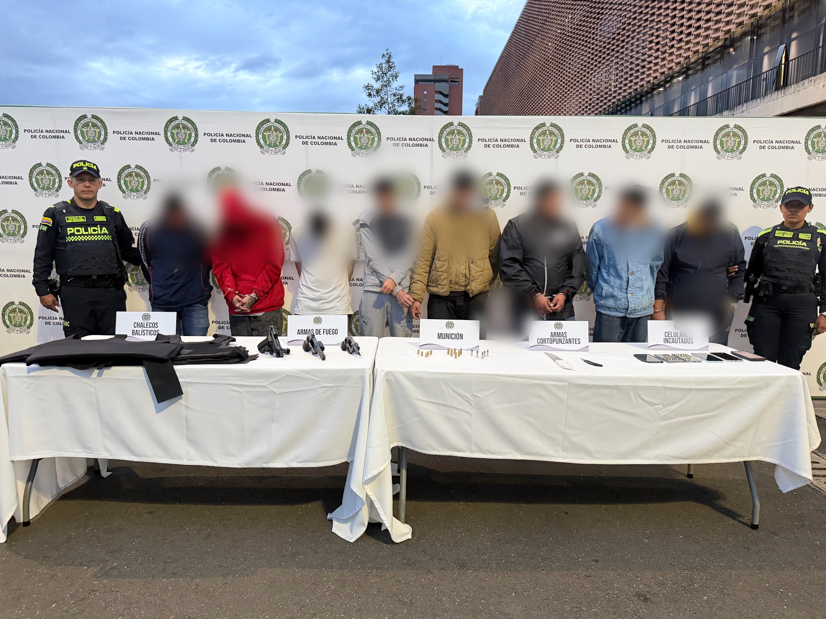 Los ocho capturados fueron sorprendidos en Usaquén. Durante el operativo, la Policía incautó armas, munición y teléfonos celulares.