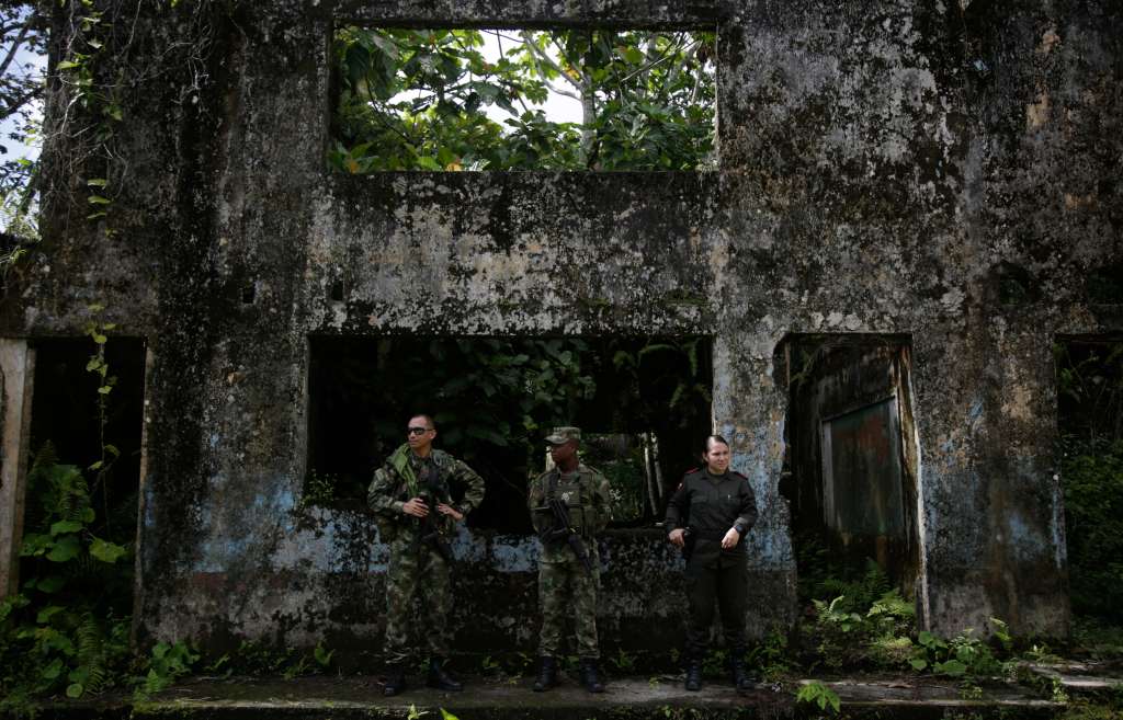 ACOMPAÑA CRÓNICA: COLOMBIA CONFLICTO - AME7632. BOJAYÁ (COLOMBIA), 08/05/2022.- Fotografía del 2 de mayo de 2022 de unos militares en unas ruinas en Bojayá, departamento de Chocó (Colombia). Desde que se zarpa del puerto fluvial en Quibdó se siente la zozobra; los paramilitares controlan el río Atrato y sin su permiso no se puede navegar ni hacer casi ninguna actividad y para que nadie lo olvide han pintado sus iniciales en los muros poblados ribereños. Desde Bojayá, donde el pasado 2 de mayo se conmemoraron 20 años de esa matanza que dejó cerca de un centenar de muertos, entre ellos 48 menores de edad, Palacios denuncia que "la seguridad se ha deteriorado terriblemente" así como "la presencia de las Fuerzas Militares por el afluente del Atrato en connivencia completa y total con los grupos armados, con las AGC". EFE/ Ricardo Maldonado Rozo