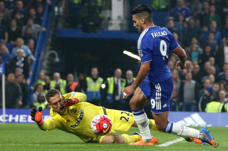 Chelsea pierde de local con Falcao como titular y se aleja de la punta