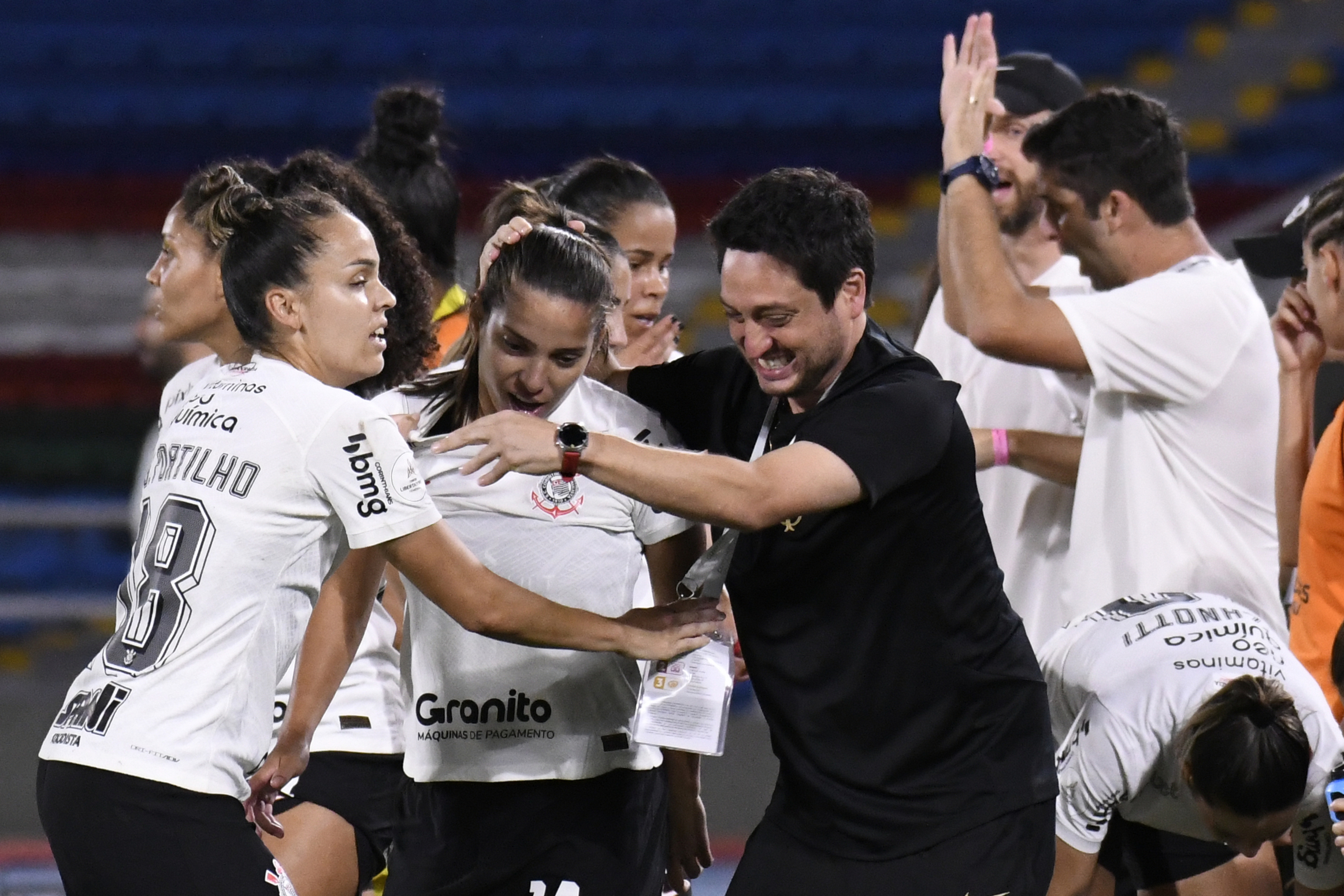 AMDEP1181. CALI (COLOMBIA), 21/10/2023.- Millene (c) de Corinthians celebra su gol hoy, en la final de la Copa Libertadores femenina entre Palmeiras y Corinthians en el estadio Pascual Guerrero en Cali (Colombia). EFE/ Oswaldo Paez