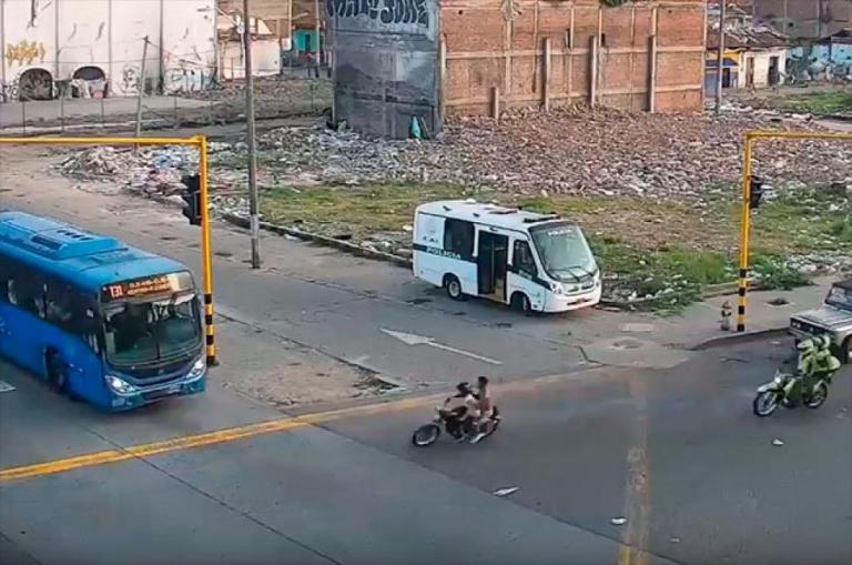 Un menor murió al chocar con un bus del Mío en medio de una persecución en Cali
