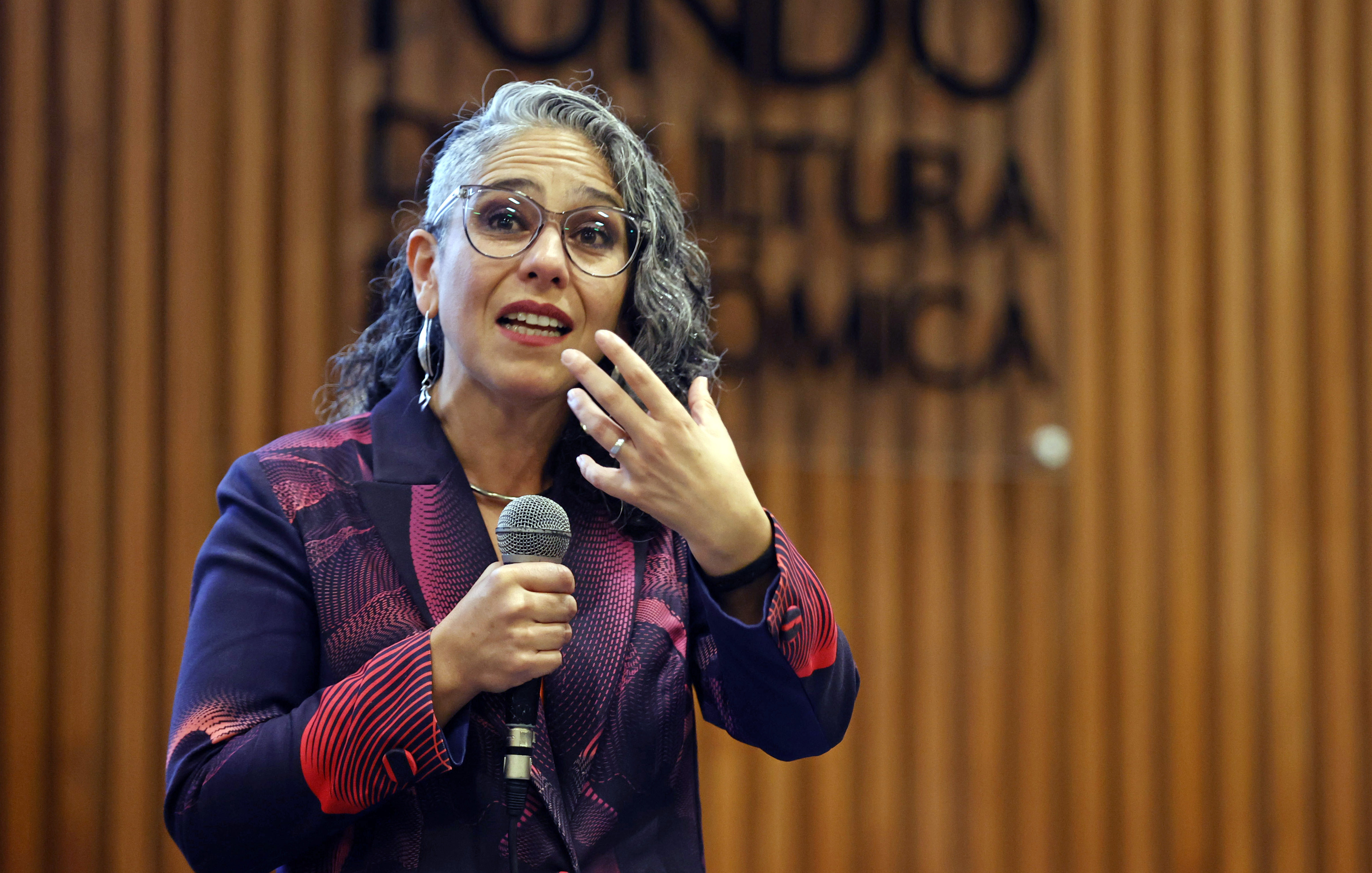 AME2825. BOGOTÁ (COLOMBIA), 12/11/2022.- La senadora María José Pizarro participa en una mesa redonda con lideresas sociales, políticas y activistas, y la presencia de la ministra de Igualdad de España, Irene Montero, hoy, en el Centro Cultural Gabriel García Márquez, en Bogotá (Colombia). La ministra de Igualdad de España, Irene Montero, interviene en una mesa redonda con lideresas sociales, políticas y activistas para el intercambio de experiencias, la promoción de la participación política y el tejido de horizontes comunes para la región y las agendas de igualdad. EFE/ Mauricio Dueñas Castañeda