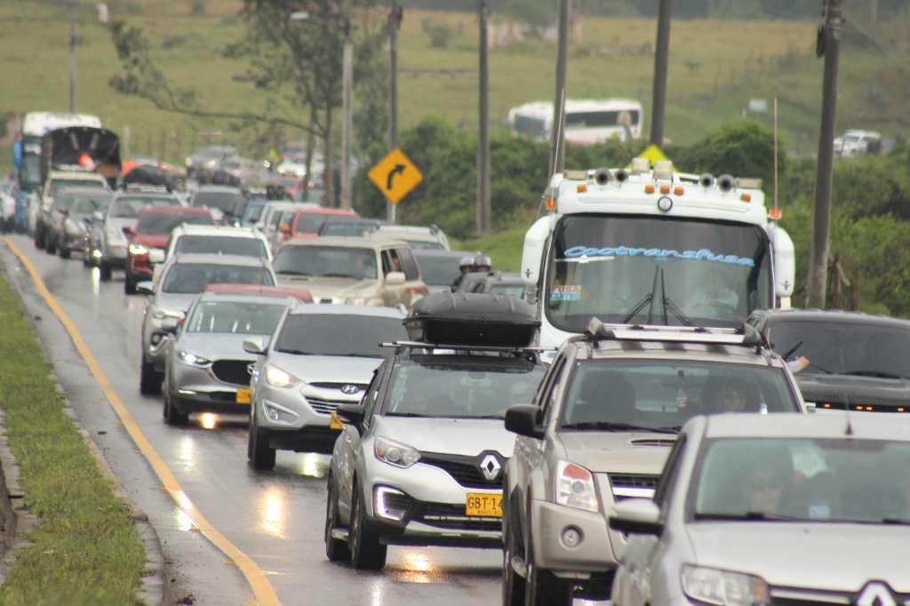 Viajeros que inician plan retorno de semana santa desde el peaje de Chusacá en Soacha hasta el sector de Bosa en Bogotá