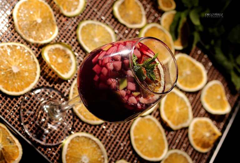 Receta para preparar sangría y disfrutar de una tarde con amigos