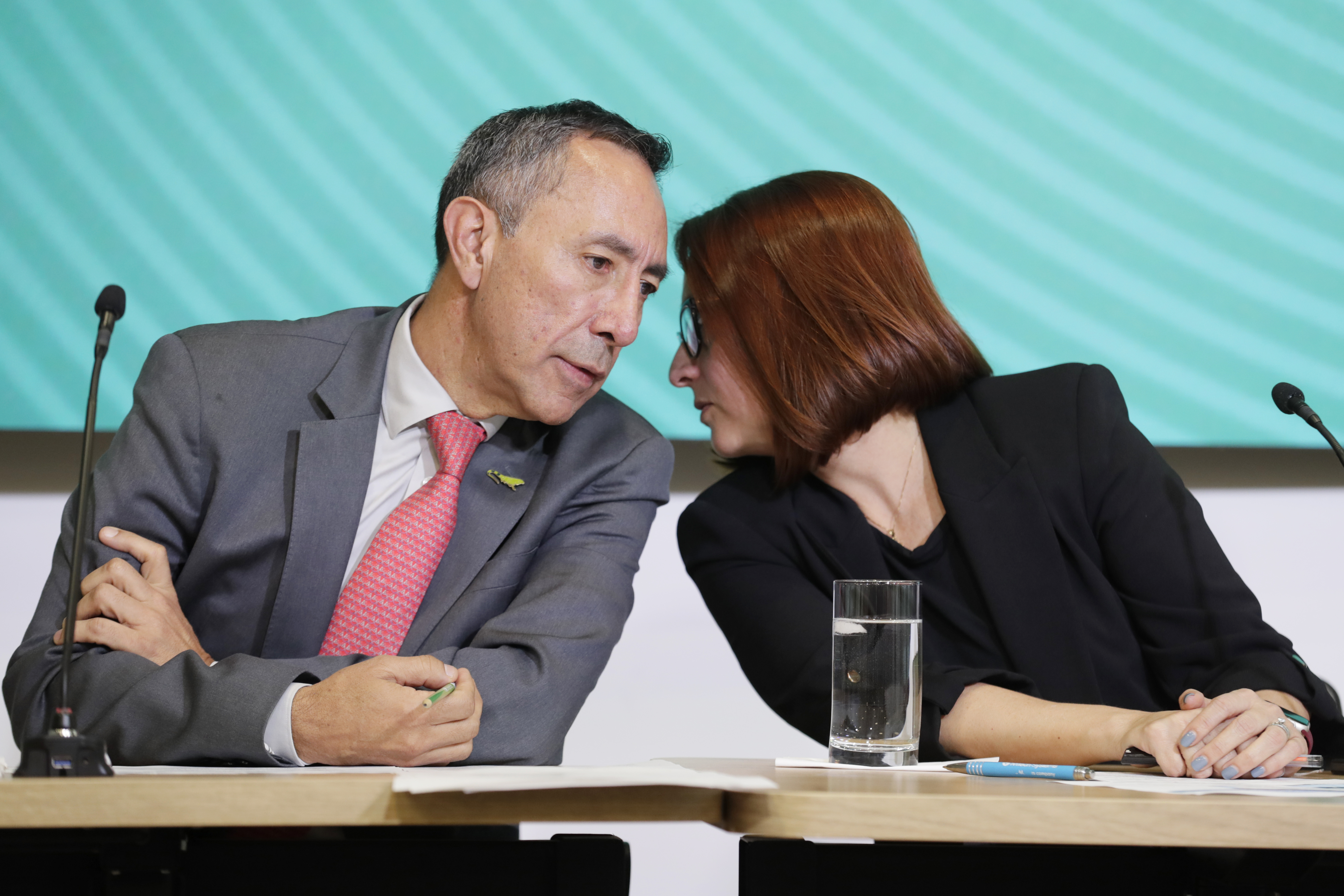 AME8884. BOGOTÁ (COLOMBIA), 18/11/2024.- El presidente de Ecopetrol, Ricardo Roa habla con la vicepresidenta de Talento Humano de Ecopetrol, Victoria Sepulveda en una rueda de prensa este lunes, en Bogotá (Colombia). Roa desmintió estar involucrado en un caso de corrupción que salpica también a su pareja y aseguró que no va a renunciar a su cargo porque "todos los seres humanos" tienen derecho a la presunción de inocencia. EFE/ Carlos Ortega