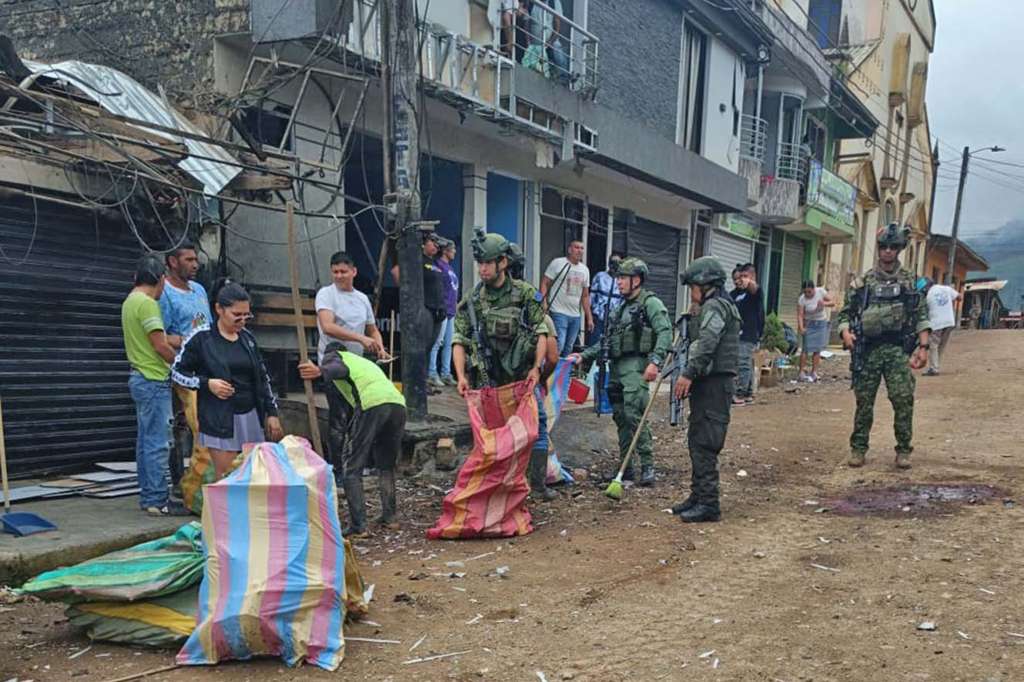 PLA400 EL PLATEADO (COLOMBIA), 08/11/2024.- Fotografía cedida este viernes por el Ejército Nacional de Colombia que muestra a integrantes de las Fuerzas Militares recogiendo escombros con habitantes del sector, luego de un atentado en El Plateado (Colombia). Un soldado profesional murió y otro resultó herido en un ataque perpetrado este viernes por disidencias de las FARC que activaron una motocicleta cargada de explosivos en el parque principal de la localidad colombiana de El Plateado, en el departamento del Cauca (suroeste), informaron fuentes castrenses. EFE/ Ejército Nacional de Colombia /SOLO USO EDITORIAL SOLO DISPONIBLE PARA ILUSTRAR LA NOTICIA QUE ACOMPAÑA (CRÉDITO OBLIGATORIO)