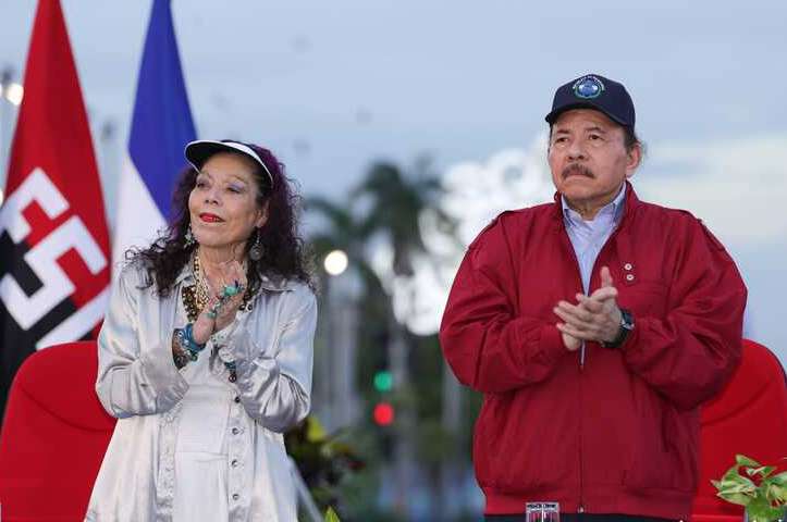AME6790. MANAGUA (NICARAGUA), 21/02/2023.- Fotografía cedida hoy por Presidencia de Nicaragua, del presidente de Nicaragua Daniel Ortega (d), junto a su esposa y vicepresidenta Rosario Murillo (i), durante un acto en Managua (Nicaragua). El Estado de Nicaragua, el Ejército y simpatizantes del gobernante Frente Sandinista de Liberación Nacional (FSLN) rindieron este martes homenaje al héroe nicaragüense Augusto Nicolás Calderón Sandino (1895-1934), conocido como Augusto César Sandino, con motivo del 89 aniversario de su muerte. EFE/Cesar Pérez/Presidencia de Nicaragua/SOLO USO EDITORIAL/ SOLO DISPONIBLE PARA ILUSTRAR LA NOTICIA QUE ACOMPAÑA (CRÉDITO OBLIGATORIO)MÁXIMA CALIDAD DISPONIBLE