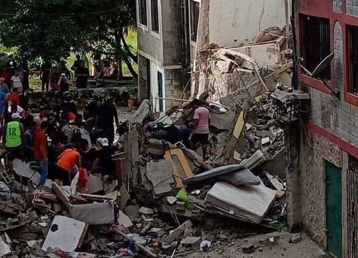 Vecinos del barrio Campo Alegre auxiliaron a los afectados tras el colapso del edificio Privilegios, declarado en riesgo hace más de una década.