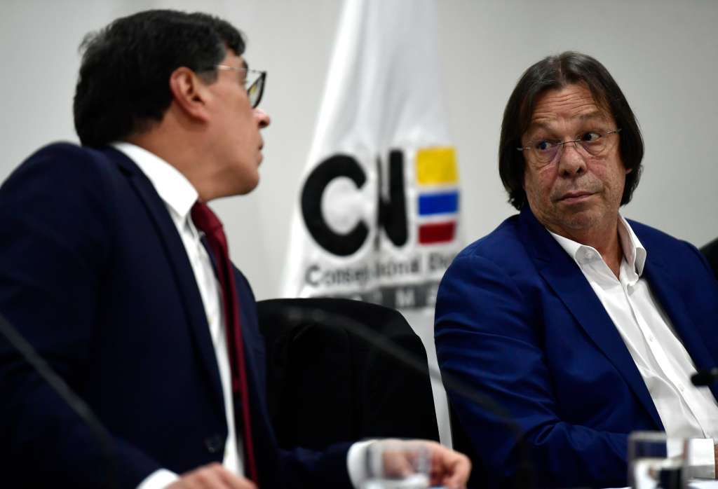 Los magistrados Álvaro Hernán Prada y César Augusto Lorduy, en la audiencia pública de revocatoria de inscripciones de candidatos a las elecciones regionales 2023 (izq-der).