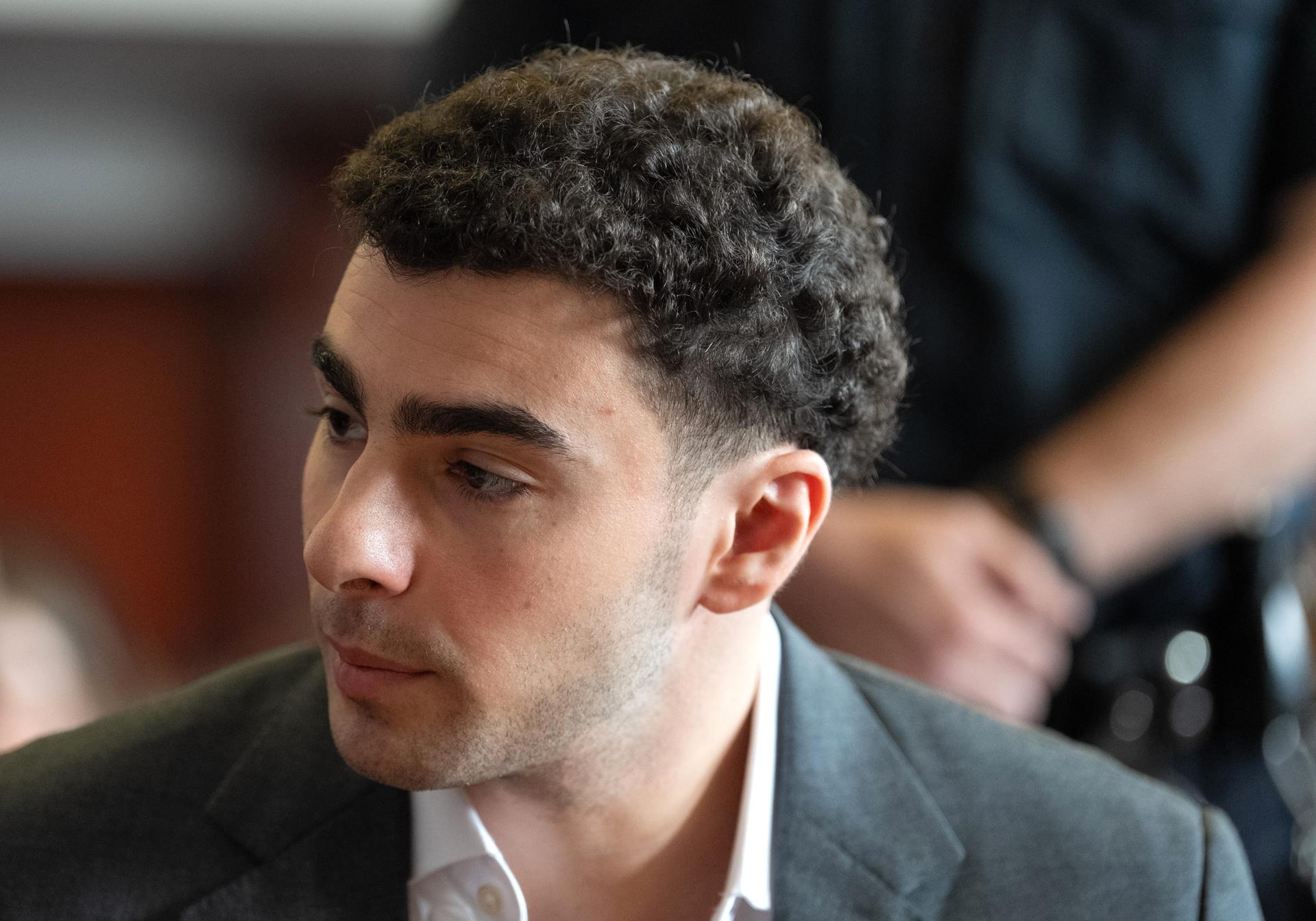 NEW YORK (United States), 11/08/2026.- Defendant Luigi Mangione talks to one of his lawyers in Manhattan Supreme Court in Manhattan, New York, New York, USA, 11 August 2026. Mangione is accused of killing the UnitedHealthcare CEO Brian Thompson in 2024. (Nueva York) EFE/EPA/Barry Williams / POOL

