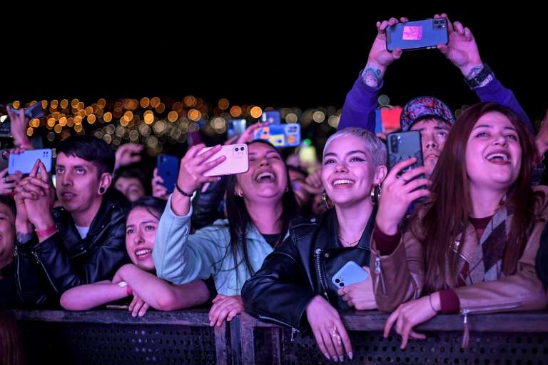 Algunos de los asistentes al concierto del Cuarteto de Nos tuvieron la oportunidad de conocer en privado y tomarse foto con los integrantes de la agrupación en un espacio conocido como “Meet & Greet”.
