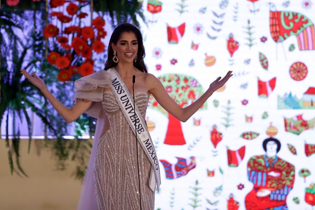 AME5529. SAN SALVADOR (EL SALVADOR), 08/11/2023.- Melissa Flores Godínez, Miss Universe México, participa hoy en un evento de gala como parte de las actividades del Miss Universo 2023, en la sede de la Cancillería salvadoreña en San Salvador (El Salvador). Este sábado 18 de noviembre se realizará la 72 edición del certamen Miss Universo, en el Gimnasio Nacional José Adolfo Pineda de San Salvador. EFE/Rodrigo Sura