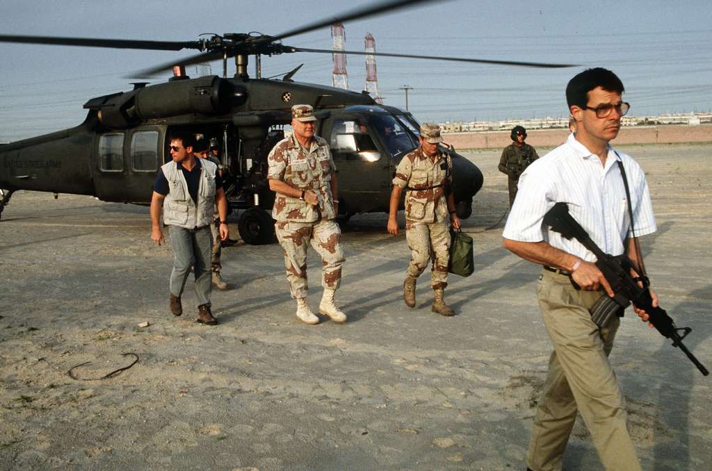 Guardaespaldas de la Fuerza Delta vestidos de civil ofreciendo protección al General Norman Schwarzkopf durante la Guerra del Golfo en 1991.
