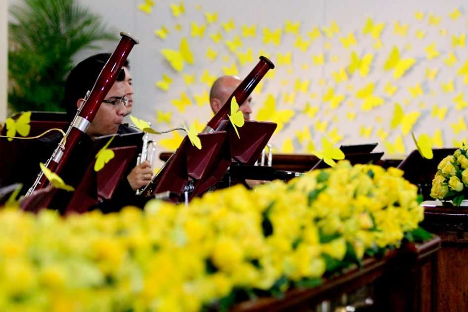 Miembros de la Orquesta Sinfónica de Bogotá, participan en un homenaje al fallecido escritor colombiano Gabriel García Márquez.