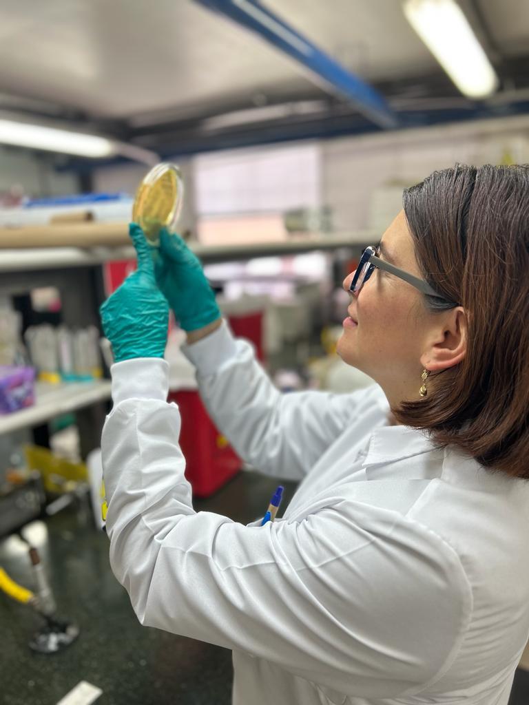 Científicos de la Javeriana en Bogotá buscan macromolécula contra el COVID-19