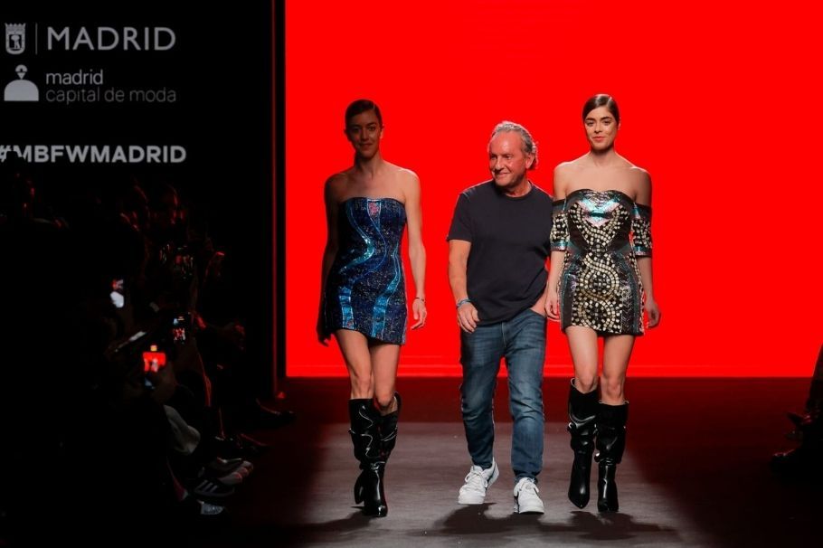 Custo Barcelona y dos de sus modelos, durante la presentación de su mas reciente colección en Europa.