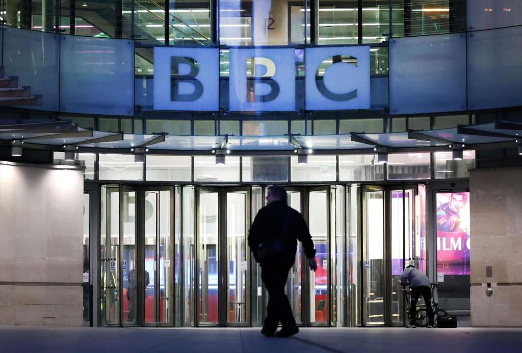 LONDON (United Kingdom), 11/11/2025.- A person walks at the BBC headquarters in London, Britain, 11 November 2025. Following controversy over the editing of a Donald Trump speech in a Panorama documentary, BBC Director-General Tim Davie and BBC Head of News Deborah Turness have resigned, amidst broader accusations of 'serious and systemic' bias in the network's coverage. (Reino Unido, Londres) EFE/EPA/ANDY RAIN