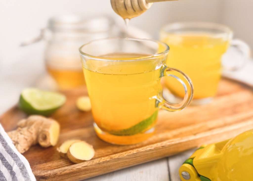 Añade una cucharada de miel de abejas y el jugo de limón a cada taza, revolviendo bien para combinar.