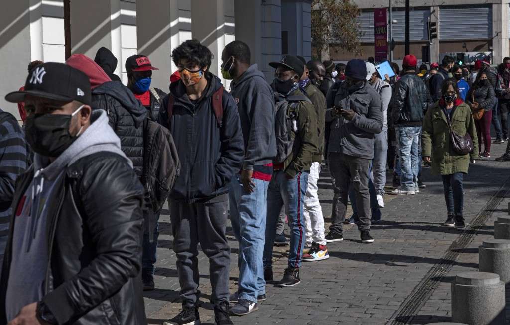 Miles de chilenos han salido este viernes a hacer fila frente a las oficinas de los fondos privados de pensiones para retirar parte de sus ahorros.