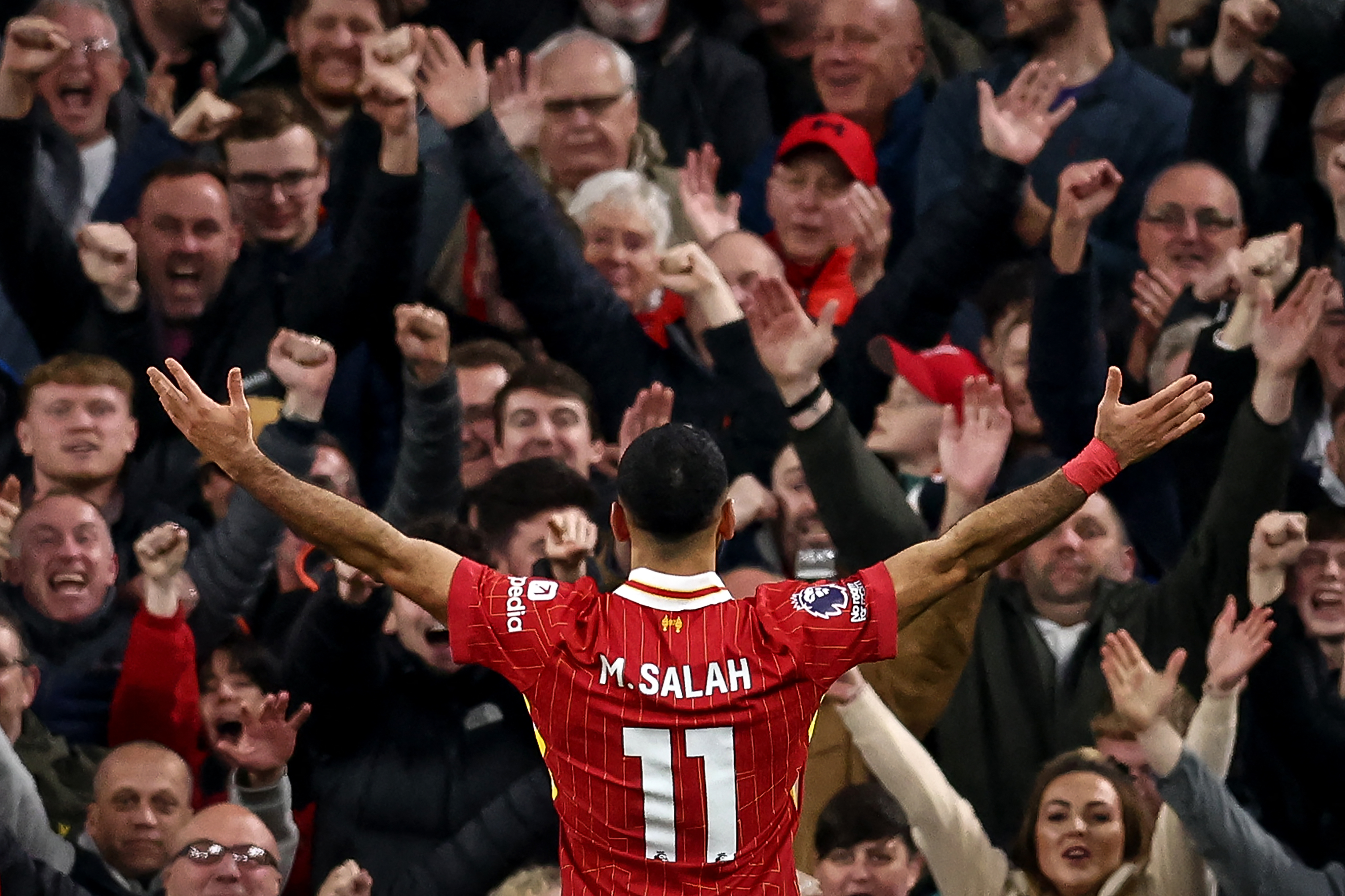 El delantero egipcio #11 del Liverpool, Mohamed Salah, celebra el segundo gol del equipo durante el partido de fútbol de la Premier League inglesa entre Liverpool y Brighton and Hove Albion en Anfield en Liverpool, noroeste de Inglaterra, el 2 de noviembre de 2024.