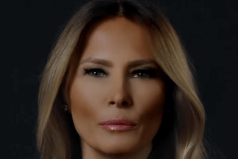 Traje gris al estilo Melania Trump: tips para un look sofisticado