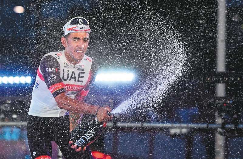 El colombiano Juan Sebastián Molano celebra su victoria en la última etapa de la Vuelta a España 2022. (Photo by OSCAR DEL POZO / AFP)