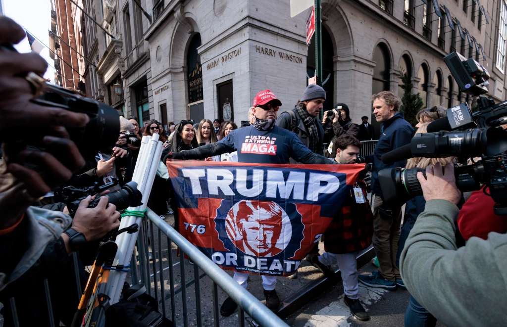 New York (United States), 03/04/2023.- One of a few supporters of former US president Donald J. Trump talks with reporters near Trump Tower in New York, New York, USA, 03 April 2023. After being indicted by a Manhattan grand jury last week, Trump is traveling to New York today and will reportedly turn himself in tomorrow at New York Criminal Court to hear the charges against him. (Estados Unidos, Nueva York) EFE/EPA/JUSTIN LANE