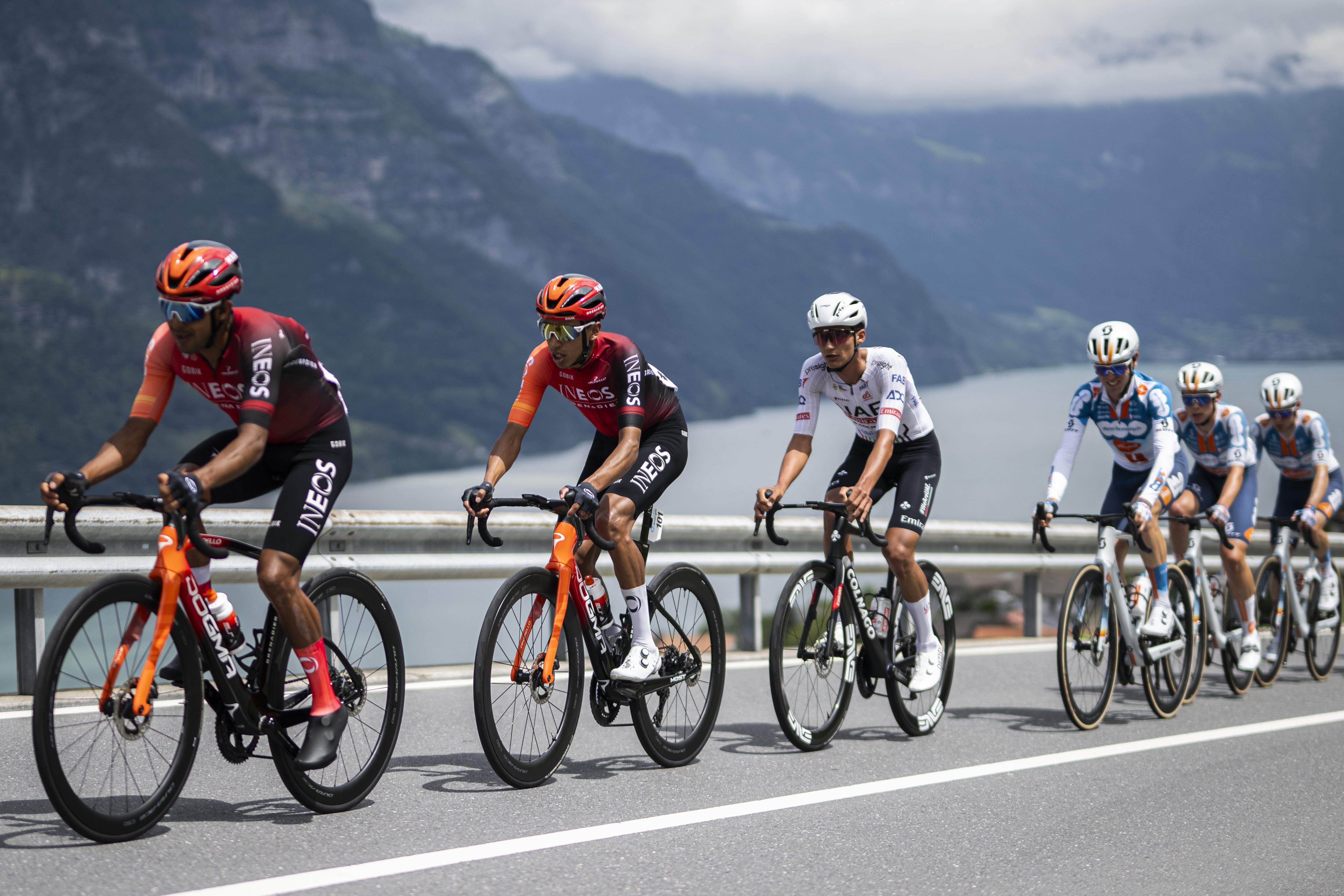 Walensee (Switzerland), 10/06/2024.- Brandon Smith Rivera from Colombia of Ineos Grenadiers, left, followed by Egan Bernal from Colombia of Ineos Grenadiers and peloton in action above lake Walensee during the second stage, a 176.9 km cycling race from Vaduz, Liechtenstein, to Regensdorf, Switzerland, at the Tour de Suisse in Switzerland, 10 June 2024. (Ciclismo, Suiza) EFE/EPA/GIAN EHRENZELLER