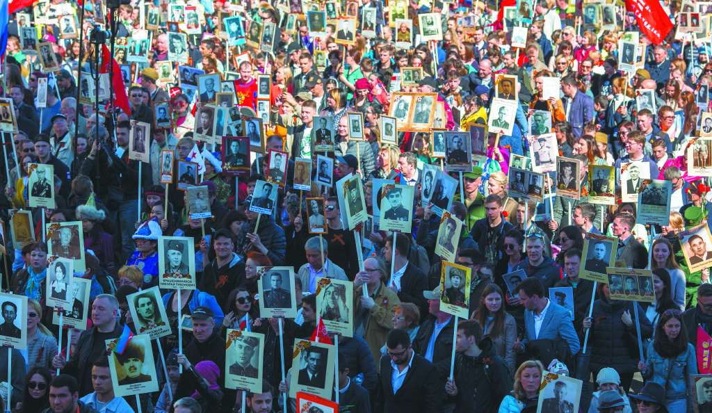 Durante la celebración del Día de la Victoria del 2018, las personas llevaron fotografías de los soldados de la Segunda Guerra Mundial, mientras participaron en la marcha del Regimiento Inmortal.