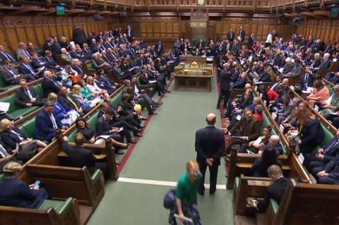 Tras golpe a Boris Johnson, Parlamento británico reanuda sus labores