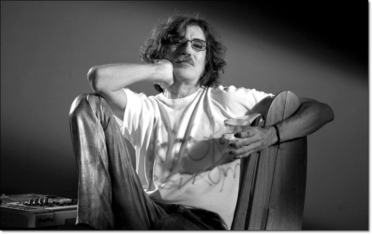 El músico argentino Charly García recibe el alta hospitalaria