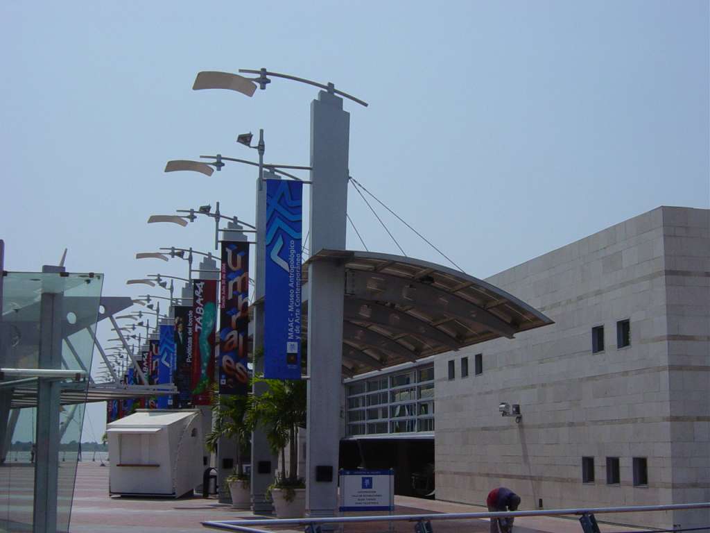 El Museo Antropológico y de Arte Contemporáneo, en Guayaquil (Ecuador), alberga alrededor de 3.000 obras de arte moderna y 50.000 piezas arqueológicas.