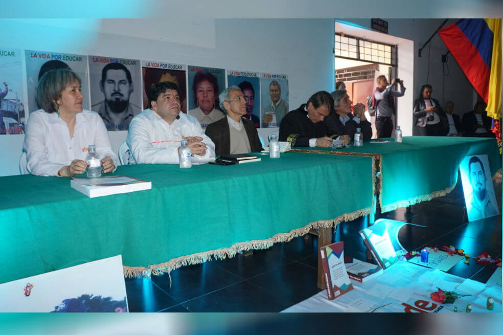 En la entrega del informe estuvieron dirigentes de Fecode, miembros de la JEP, víctimas y profesores, entre otros. / Fecode