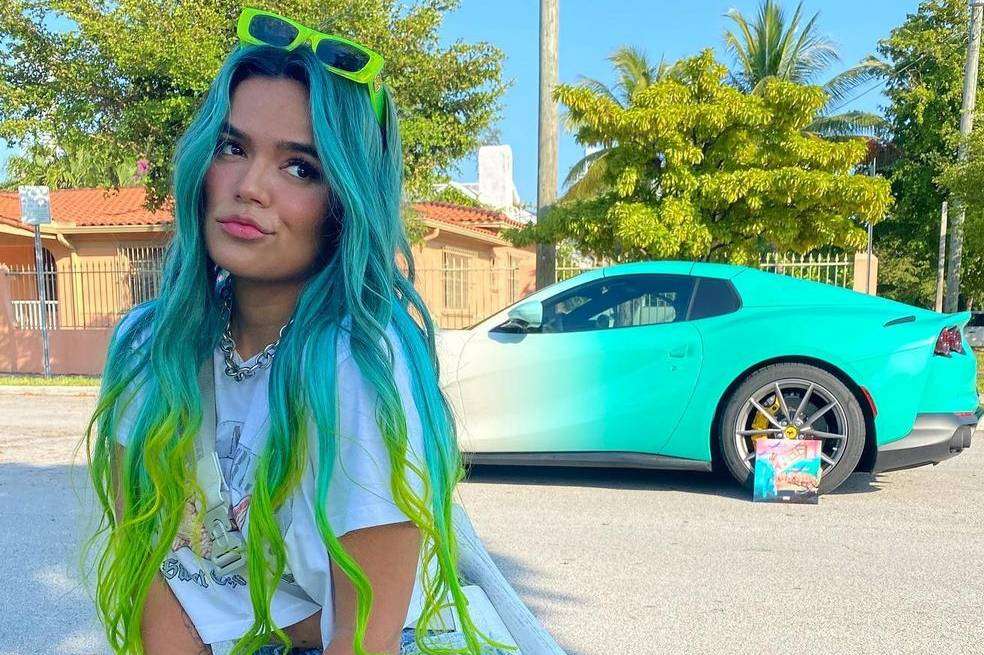 Karol G agregó un Ferrari azul en la escenografía de su nuevo ‘Strip Love Tour’ y varios internautas no dudaron en hablar de Anuel AA. ¿Quién es el dueño?