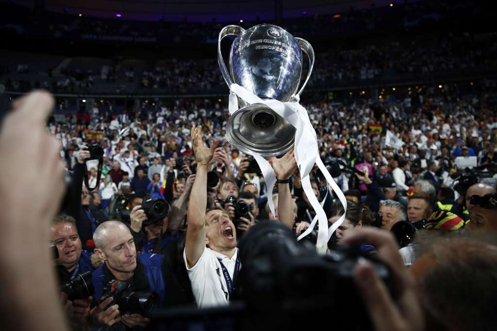 Saint-denis (France), 28/05/2022.- Luka Modric of Real Madrid celebrates with the trophy after winning the UEFA Champions League final between Liverpool FC and Real Madrid at Stade de France in Saint-Denis, near Paris, France, 28 May 2022. (Liga de Campeones, Francia) EFE/EPA/MOHAMMED BADRA