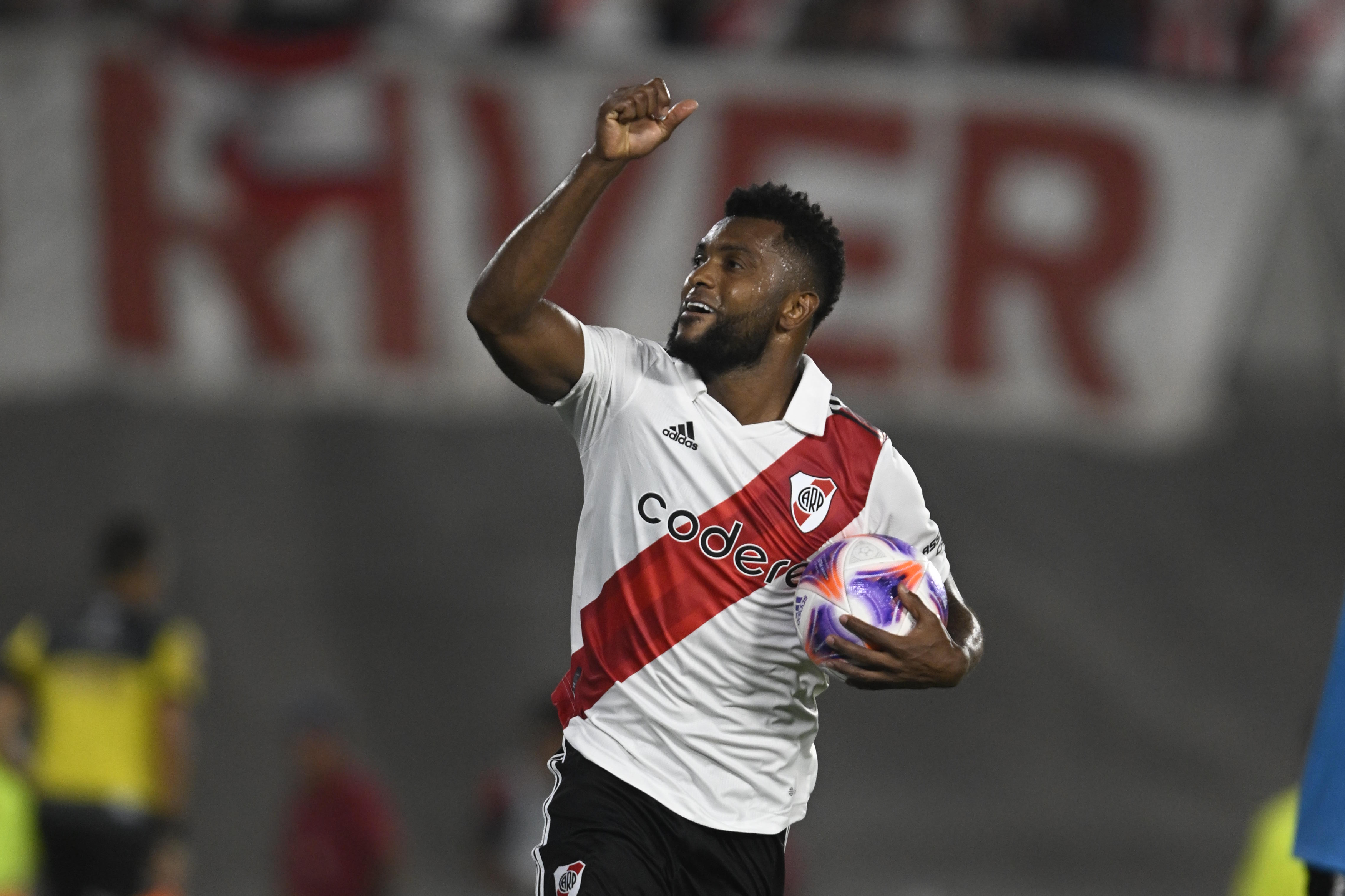 AME4107. BUENOS AIRES (ARGENTINA), 12/02/2023.- Miguel Borja de River celebra un gol hoy, durante el partido que se juega entre los equipos de River Plate y Argentinos Juniors en el estadio Monumental en Buenos Aires (Argentina). EFE/Diego Haliasz