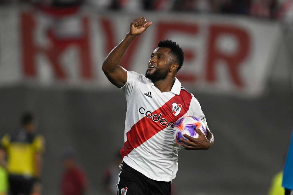 AME4107. BUENOS AIRES (ARGENTINA), 12/02/2023.- Miguel Borja de River celebra un gol hoy, durante el partido que se juega entre los equipos de River Plate y Argentinos Juniors en el estadio Monumental en Buenos Aires (Argentina). EFE/Diego Haliasz