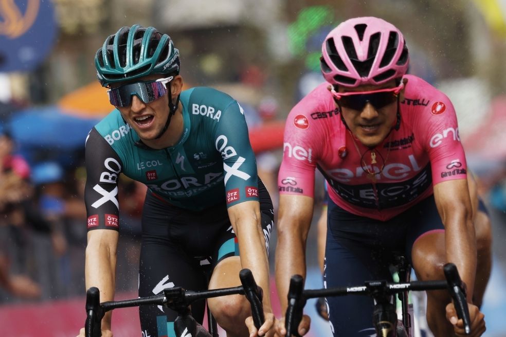Jai Hindley (i), segundo en la general, y Richard Carapaz, líder del Giro de Italia // Twitter Giro de Italia