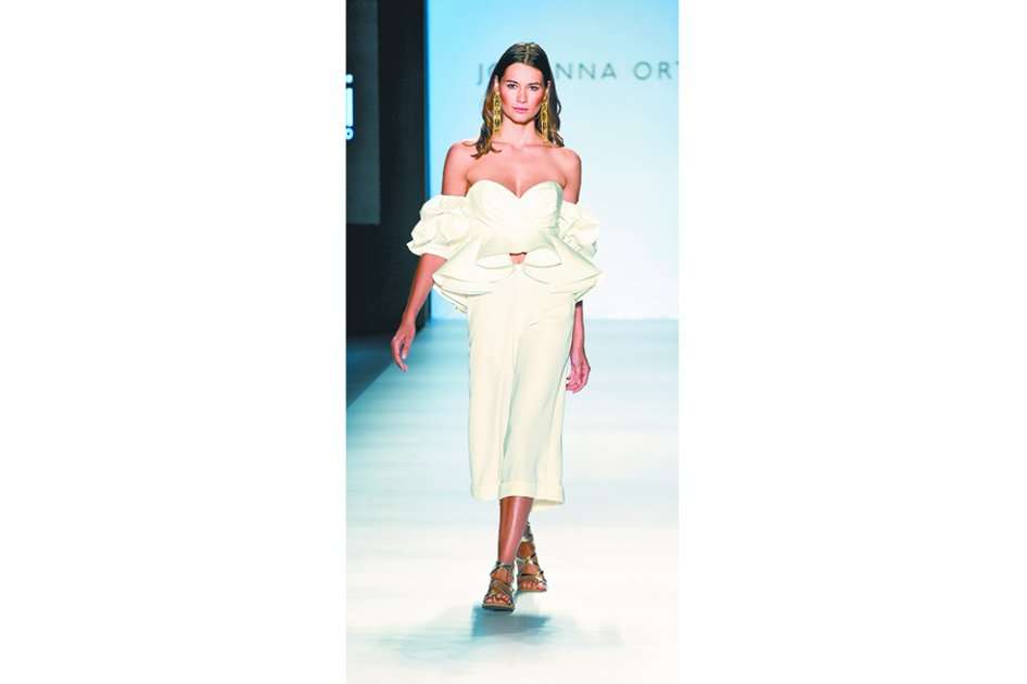 La propuesta de la diseñadora caleña Johanna Ortiz Resort 16 en la que los hombros son los principales protagonistas. Las mangas bombachas son clave. / Inexmoda