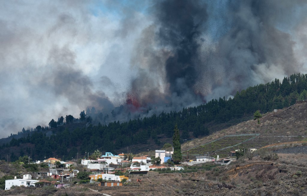 Mount Cumbre Vieja erupts spewing a column of smoke, ash and lava as seen from Los Llanos de Aridane on the Canary island of La Palma on September 19, 2021. - The last eruption of Cumbre Vieja took place in 1971. The Spanish archipelago of the Canary Islands experienced its last eruption in 2011, that time underwater, close to the island of El Hierro. (Photo by DESIREE MARTIN / AFP)