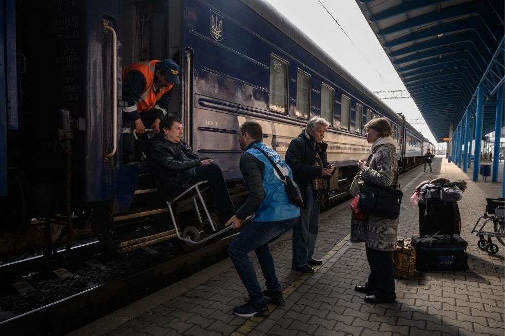 Desplazados internos de Ucrania abordan un tren de evacuación que parte hacia Lviv, el día después de llegar como parte de un convoy humanitario desde la ciudad sitiada de Mariúpol.