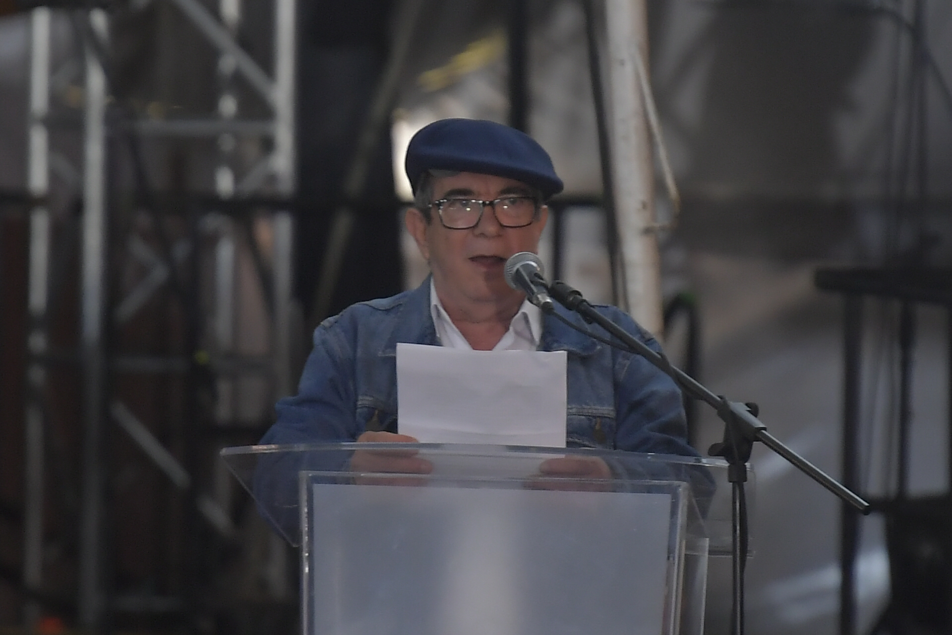 Presidente de la República, durante la  conmemoración de los 8 años de la firma del acuerdo de paz entre gobierno y FARC, junto a él estuvieron Manuela Marín, delegada de Comunes en la CSIVI; Gloria Cuartas, directora de la Unidad de Implementación del Acuerdo de Paz; la secretaria DiCarlo, Juan Fernando Cristo, ministro del Interior, y Rodrigo Londoño, presidente del partido Comunes y último excomandante de la extinta guerrilla de las FARC.