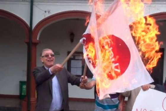 En meses pasados un concejal de Bogotá manifestó su descontento con Claro quemando una bandera de la compañía en el Concejo / Archivo - Cortesía