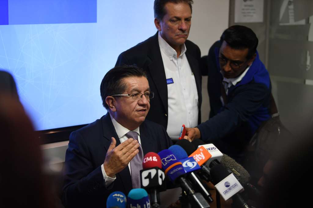 Ministro de la salud durante rueda de prensa