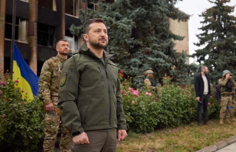 El presidente de Ucrania, Volodymyr Zelensky, asiste a la ceremonia de izamiento de la bandera nacional.