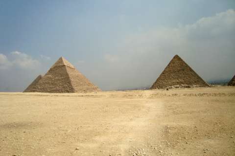 Polémica en Egipto por pareja que se desnudó en lo alto de una pirámide